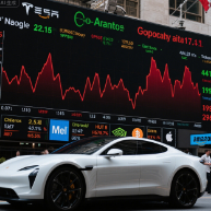 US Stocks Black Thursday: Tech Hit Hard, Defense and Crypto Buck the Trend